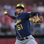 httpsresources.diariolibre.comimages20250819freddy-peralta-silencio-a-los-cubs-y-llego-a-15-triunfos-45e09897-focus-min0.15-0.65-400-300