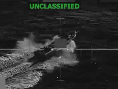 Barco en el agua, explosión visible. Marco rubio