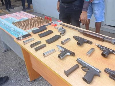 BARAHONA: El Operativo Policial que Destroza la Criminalidad en Barahona httpsresources.diariolibre.comimages20260115tres-detenidos-tras-operativo-de-la-policia-en-barahona-40ab5a5f-focus-0-0-400-300