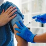 La Vacunación Global Enfrenta una Crisis de Confianza y... httpsresources.diariolibre.comimages20260318young-asian-lady-nurse-giving-covid-19-flu-antivirus-vaccine-shot-senior-male-patient-1-c36caf3d-focus-0-0-400-300-10