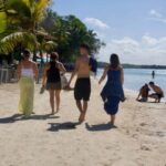 Precios de Playa Ponen a Prueba el Bolsillo Familiar httpsresources.diariolibre.comimages20260401playa-y-comida-el-precio-de-compartir-en-familia-en-semana-santa-2026-0f0c90c8-focus-0-0-400-300-1