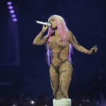 Karol G Hace Historia en Coachella con Mercado que... httpsresources.diariolibre.comimages20260413karol-g-se-apoya-en-el-festival-coachella-49bb8ea3-focus-0.12-0.42-400-300